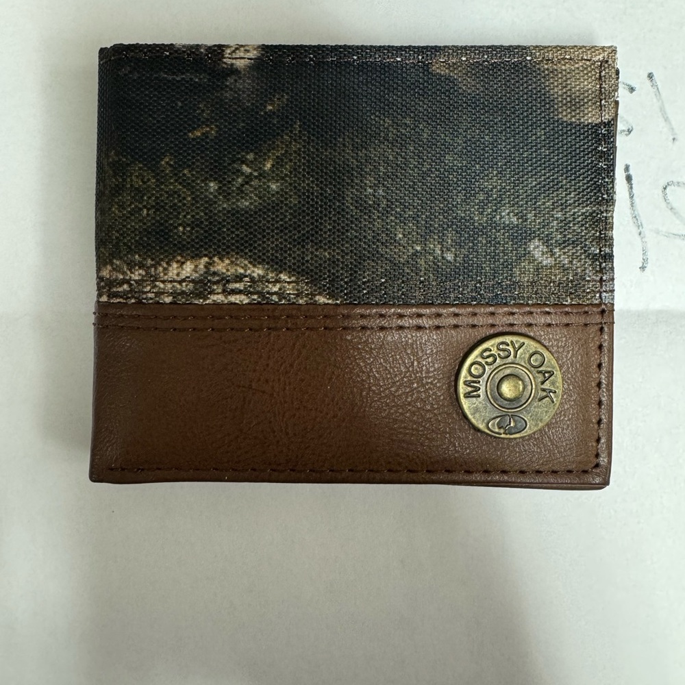 Mossy Oak men’s camouflage and brown leather wallet